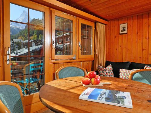 einen Holztisch mit Äpfeln auf einem Zimmer in der Unterkunft Apartment Lauberhaus by Interhome in Zermatt