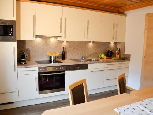 Kuchyň nebo kuchyňský kout v ubytování Apartment Wechner - KPL480 by Interhome