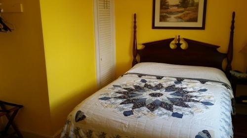 Cama o camas de una habitación en Burbank Rose Inn Bed & Breakfast