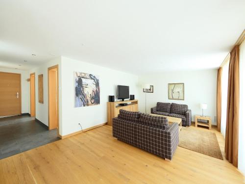 sala de estar con 2 sofás y TV en Apartment Zur Matte B-4 by Interhome, en Zermatt