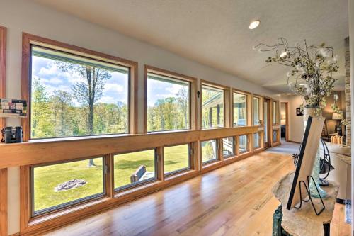 Φωτογραφία από το άλμπουμ του Dogs Welcome Secluded Oakland Gem with Hot Tub σε Ώκλαντ