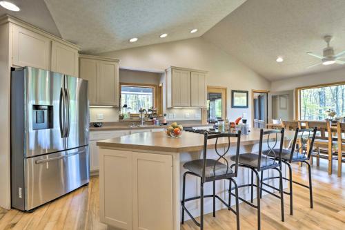 Η κουζίνα ή μικρή κουζίνα στο Dogs Welcome Secluded Oakland Gem with Hot Tub