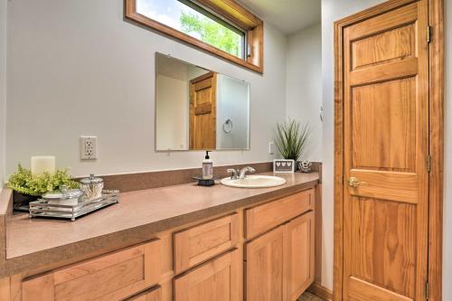 Dapur atau dapur kecil di Dogs Welcome Secluded Oakland Gem with Hot Tub