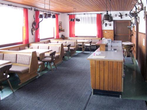 En restaurant eller et andet spisested på Holiday Home Mittagspitze - TCH200 by Interhome
