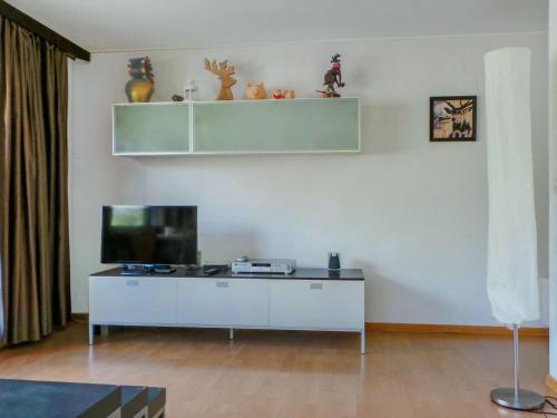 sala de estar con TV en una pared blanca en Apartment Memory by Interhome, en Zermatt