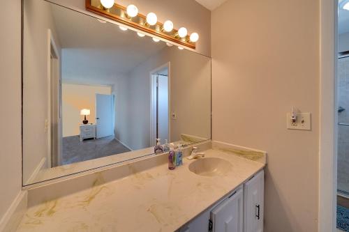 Siesta Key Beach - 2 Bedroom - 3 Beds - 3 Bathroom Duplex with Heated Swimming Poolにあるバスルーム