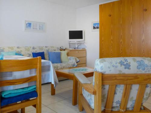 TV a/nebo společenská místnost v ubytování Apartment Luchre by Interhome
