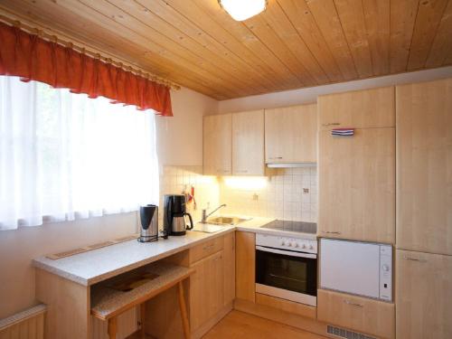 Dapur atau dapur kecil di Apartment Salzmannhof - RMU210 by Interhome