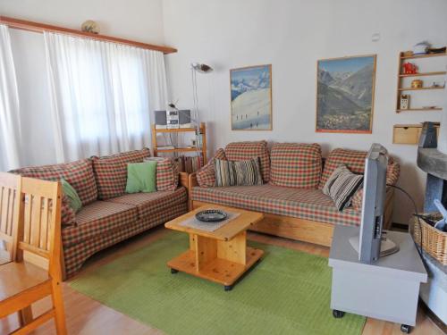 Ernen的住宿－Apartment Aragon F130 by Interhome，客厅配有两张沙发和一台电视