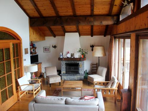 salon z kanapą i kominkiem w obiekcie Chalet L'Alpage by Interhome w mieście Ovronnaz