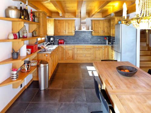 Η κουζίνα ή μικρή κουζίνα στο Chalet Bredius by Interhome
