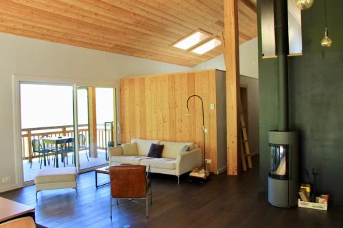 sala de estar con sofá y chimenea en Modern Chalet With Garden Chamonix, en Chamonix-Mont-Blanc