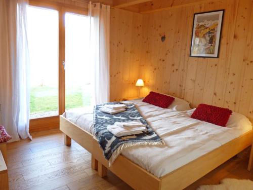 Ένα ή περισσότερα κρεβάτια σε δωμάτιο στο Chalet Chloé by Interhome