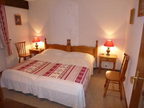 1 dormitorio con 1 cama, 2 sillas y 2 lámparas en Apartment Terrasse des Alpes-3 by Interhome, en Vermala