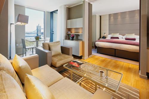 ロンドンにあるシュヴァル スリー キーズのベッドとリビングルームが備わるホテルルームです。