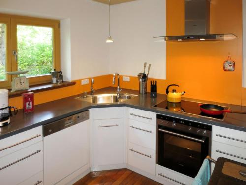 Kuchyň nebo kuchyňský kout v ubytování Holiday Home Kaiserhäusl by Interhome