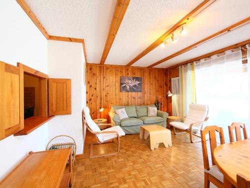 uma sala de estar com um sofá, cadeiras e uma mesa em Apartment Hyacinthe 2 by Interhome em Villars-sur-Ollon