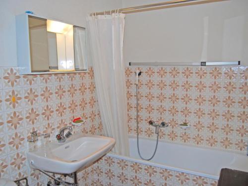 y baño con lavabo y ducha. en Apartment Beausoleil H by Interhome, en Veysonnaz