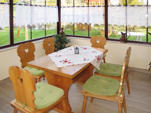 Eilenburg的住宿－Apartment Am Burgberg by Interhome，一间带桌椅和窗户的用餐室