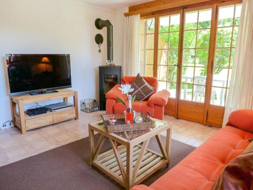 TV a/nebo společenská místnost v ubytování Apartment Les Seracs 1 by Interhome