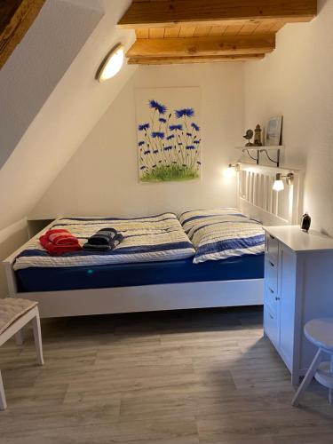 a small bedroom with a bed and a desk at Ferienwohnung Otto in Rappin