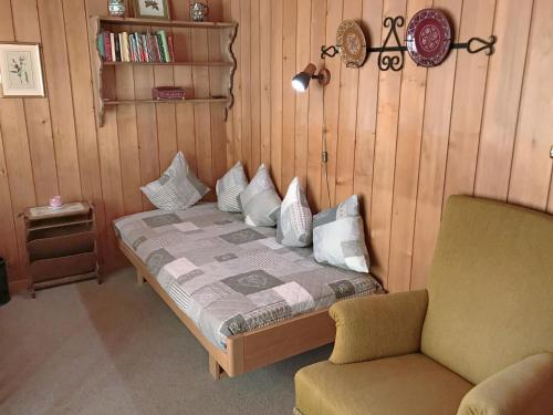 Postel nebo postele na pokoji v ubytování Apartment Chalet Spassvogel by Interhome