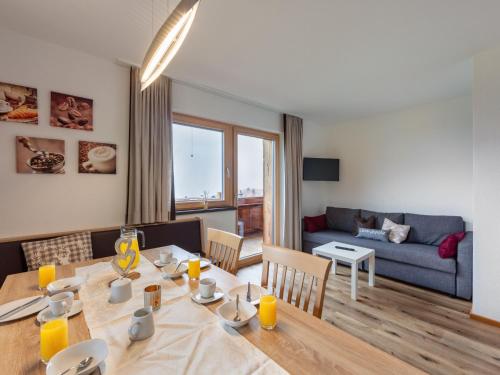 ein Wohnzimmer mit einem Tisch und einem Sofa in der Unterkunft Apartment Apart Wurm - SUZ381 by Interhome in Stummerberg