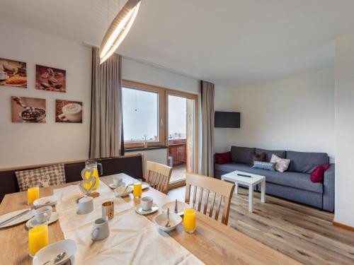 salon ze stołem i kanapą w obiekcie Apartment Apart Wurm-2 by Interhome w mieście Stummerberg