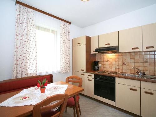 Virtuvė arba virtuvėlė apgyvendinimo įstaigoje Apartment Gasteighof-5 by Interhome