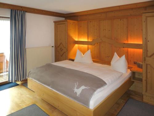 ライト・イム・ヴィンクルにあるApartment Klausenberg by Interhomeの木製の壁のベッドルーム1室(ベッド1台付)