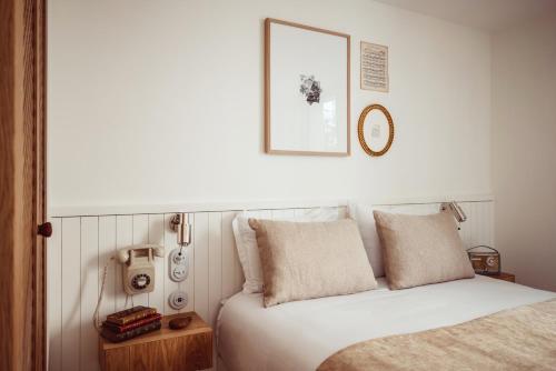 a bedroom with a bed and a picture on the wall at Hôtel Monsieur Aristide in Paris