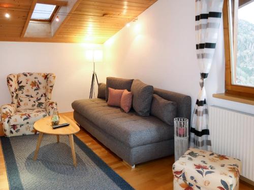 sala de estar con sofá y silla en Apartment Susanne - PTZ250 by Interhome, en Kauns