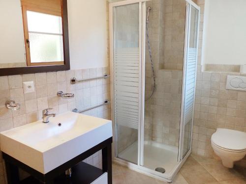Koupelna v ubytování Apartment Ardève No 11 by Interhome