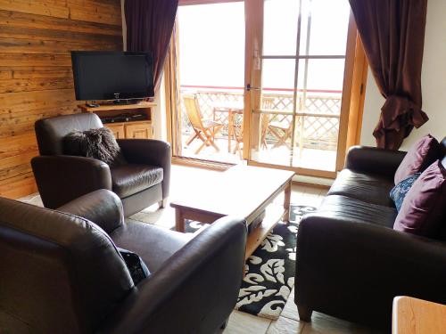 un soggiorno con 2 divani e una TV di Apartment Ardève No 11 by Interhome a Ovronnaz