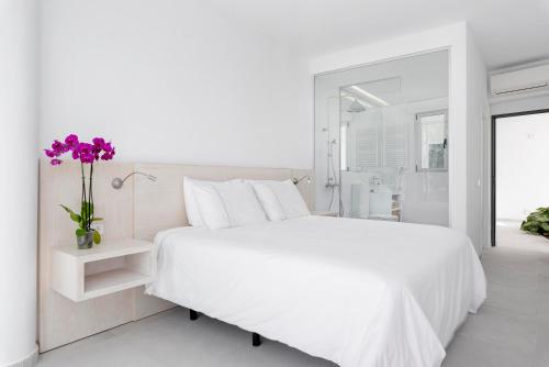 Ένα μπάνιο στο Karat Villa Abama