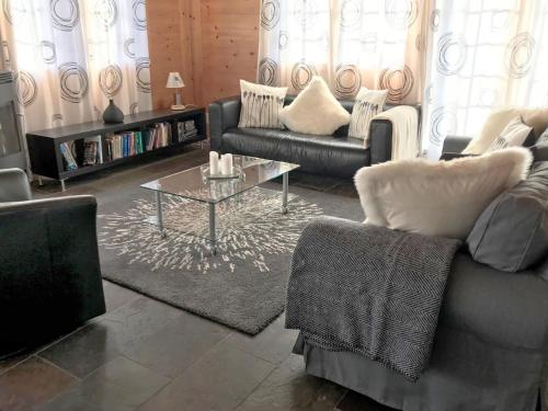 Sala de estar con 2 sofás y mesa de centro en Apartment Chalet Eiger-2 by Interhome, en Grindelwald