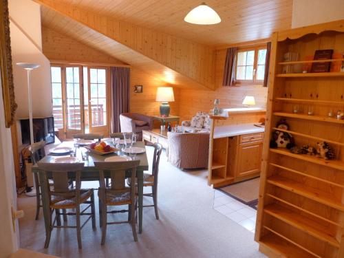 - une cuisine et une salle à manger avec une table et des chaises dans l'établissement Apartment Le Faucon 7 by Interhome, à Villars-sur-Ollon
