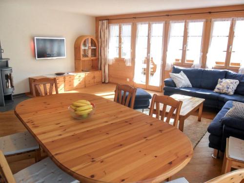 sala de estar con mesa de madera y sofá en Apartment ufem Stutz by Interhome, en Grindelwald