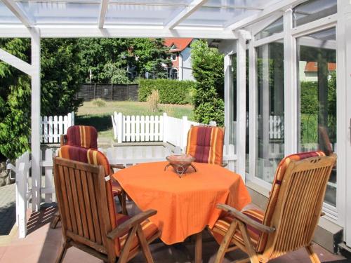 eine Veranda mit einem Tisch und Stühlen darauf in der Unterkunft Holiday Home Alexorella by Interhome in Godern