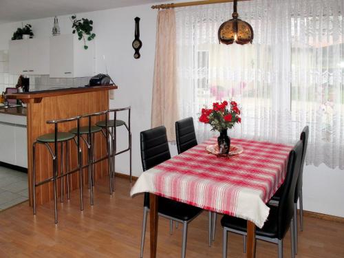 BuchholzにあるHoliday Home Zum Blauen Pfau by Interhomeのダイニングルームテーブル(赤と白のテーブルクロス付)