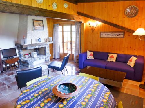 salon z fioletową kanapą i stołem w obiekcie Apartment Albatros 5 by Interhome w mieście Villars-sur-Ollon