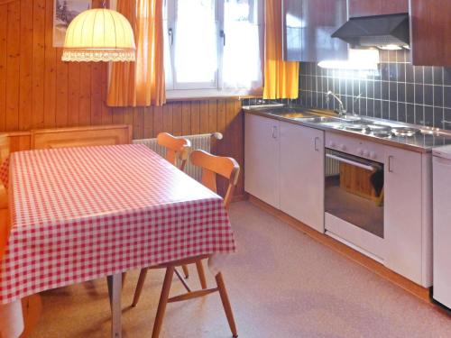 Кухня або міні-кухня у Apartment Chalet Bärgsunna-4 by Interhome