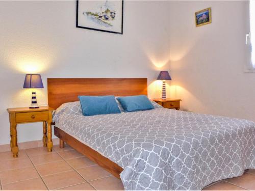 - une chambre avec un lit doté d'oreillers bleus et de 2 lampes dans l'établissement Holiday Home Les Jardins de la Clape-1 by Interhome, à Narbonne-Plage