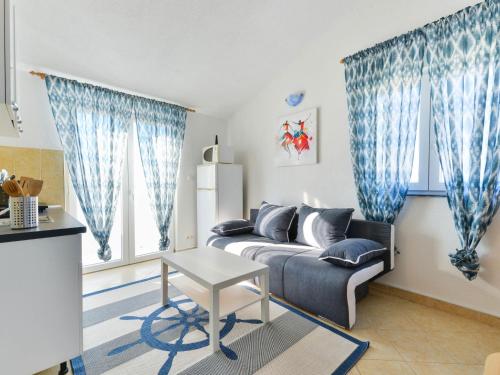 Ruang duduk di Apartment Jadran-2 by Interhome