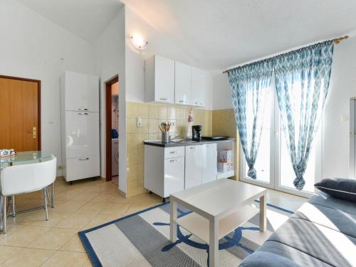 Dapur atau dapur kecil di Apartment Jadran-2 by Interhome