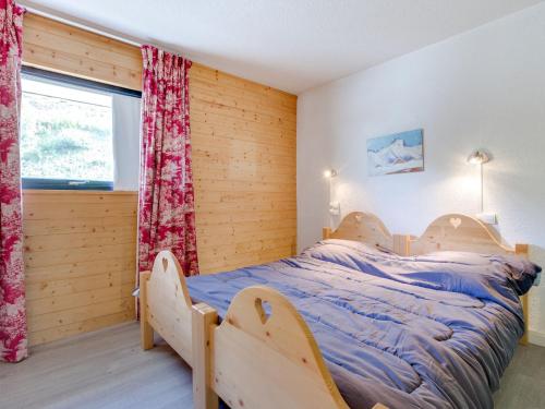 une chambre avec un lit et une fenêtre dans l'établissement Apartment Brelin La Challe 635 by Interhome, aux Menuires