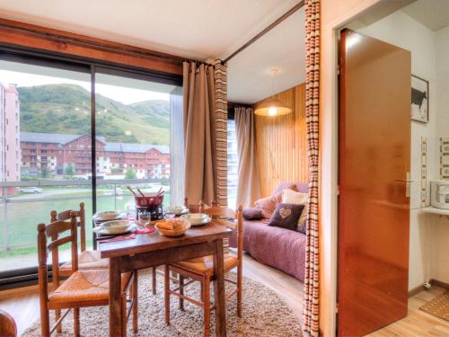 un salon avec une table et un canapé dans l'établissement Apartment Bellard-1 by Interhome, à La Toussuire