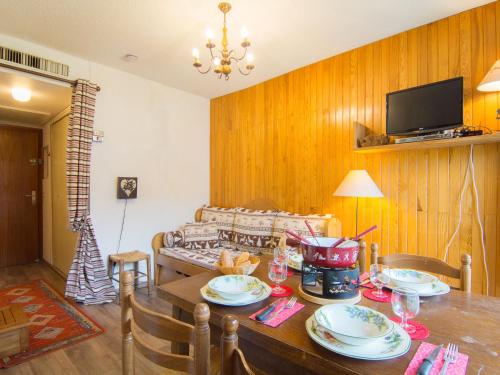 un salon avec une table et un canapé dans l'établissement Apartment Bellard-1 by Interhome, à La Toussuire