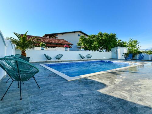 Bazén v ubytovaní Apartment Jadran-1 by Interhome alebo v jeho blízkosti