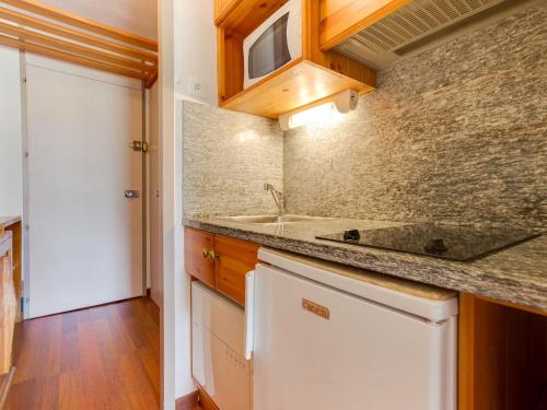 une cuisine avec un évier et un plan de travail dans l'établissement Apartment Chavière 120 by Interhome, aux Menuires